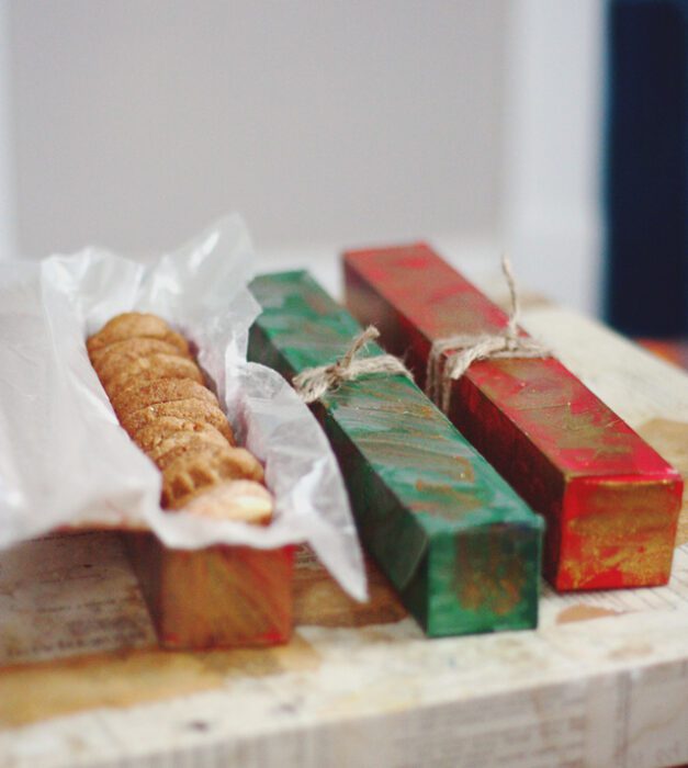 7-DIY-Gift-Wrapping-Ideas-cookies-in-foil-box