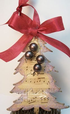 A Few Supplies Is All It Takes to Make This Classic Xmas Ornament