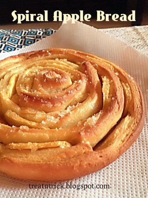 Homestead Blog Hop Feature - Spiral Apple Bread